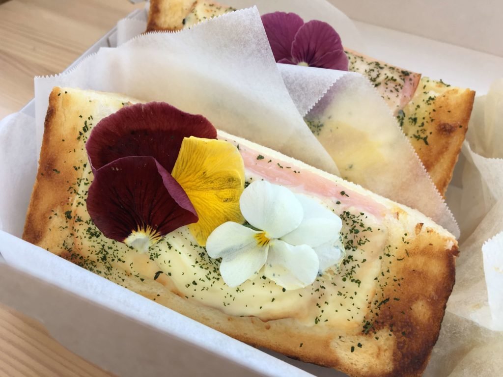 旭山コナール ハナサクカフェのハナサクトーストには花が乗っている