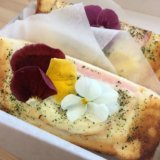 旭山コナール ハナサクカフェのハナサクトーストには花が乗っている