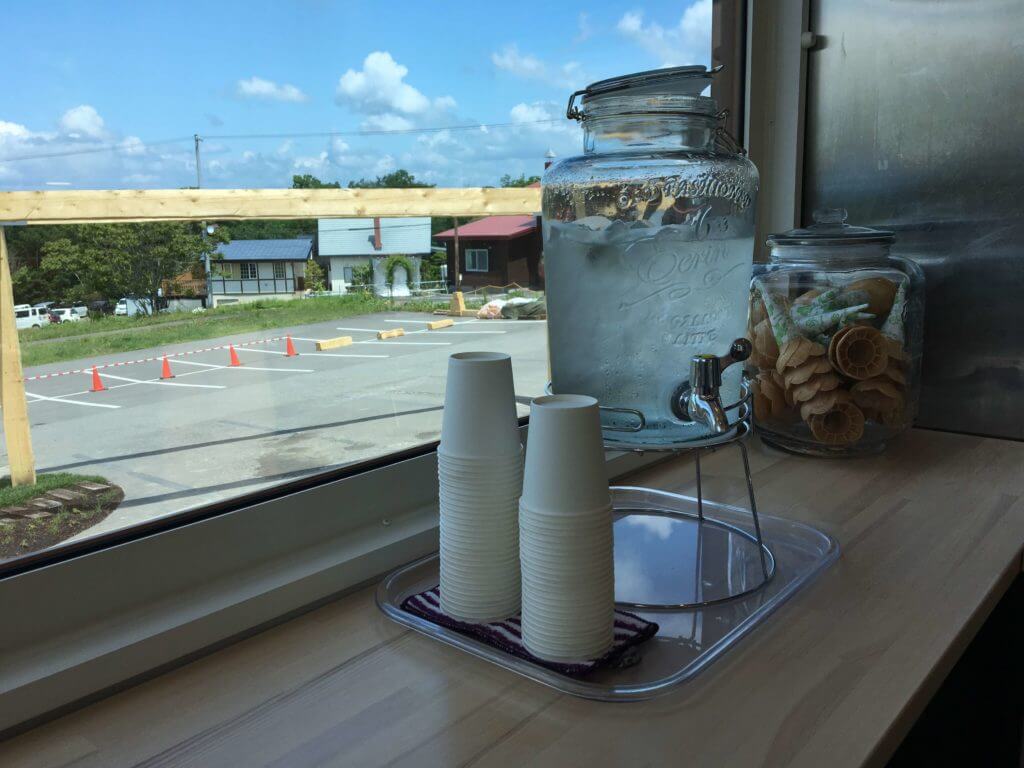 旭山コナール ハナサクカフェは水がセルフ