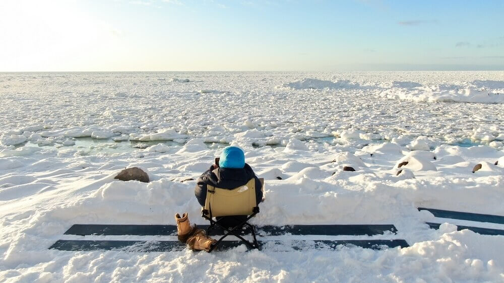 流氷浴をしている人