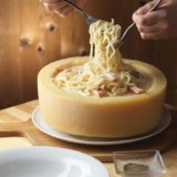 ドレモルタオの『目の前で仕上げるホールチーズのクリーム生パスタ』
